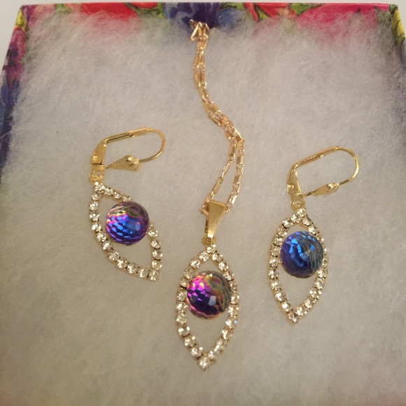 Brnd new. Iridescent stone necklace & earrings set - Picture 2 of 4